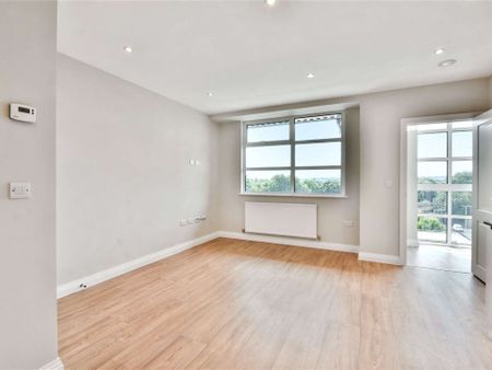 Set on the 3rd floor, this one bedroom apartment of 498 sq ft, offers stylish accommodation within a highly sought after location. Available mid April and offered unfurnished. - Photo 4