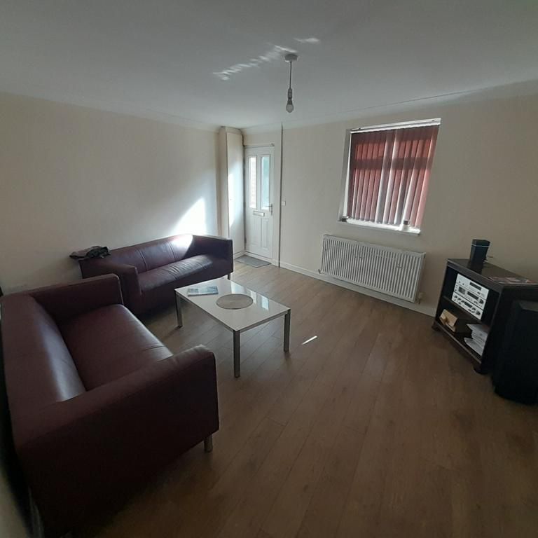 1 bedroom in a house share to rent - Photo 1
