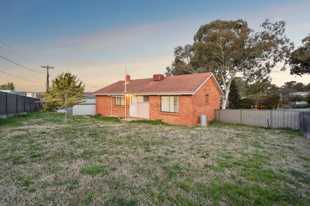 8 Welsh Place, Chifley ACT 2606 - House For Rent | Domain - Photo 2