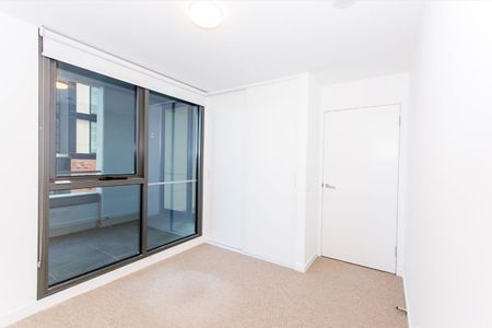 Sophisticated Style meets Effortless Convenience - Photo 4