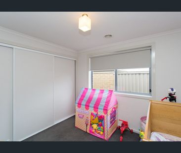 GREAT FAMILY HOME WITH DUCTED HEATING AND COOLING - Photo 3