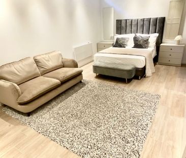 4 Bedroom Townhouse For Rent in Puerto Banús, Málaga - Photo 3