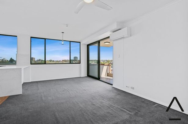 Modern 1-Bedroom Apartment with Stunning Sydney Skyline Views – Newly Renovated! - Photo 1
