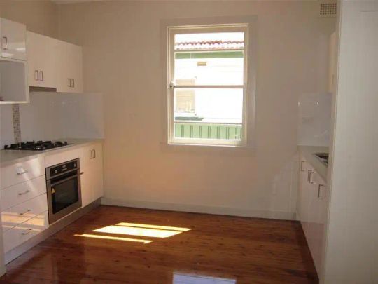 “Beautifully Renovated 3 Bedroom House” - Photo 1