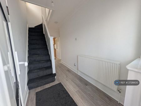 3 bedroom semi-detached house to rent - Photo 2