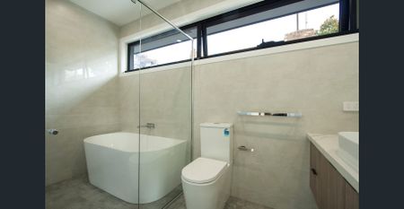 Meticulously designed town residence - Photo 3