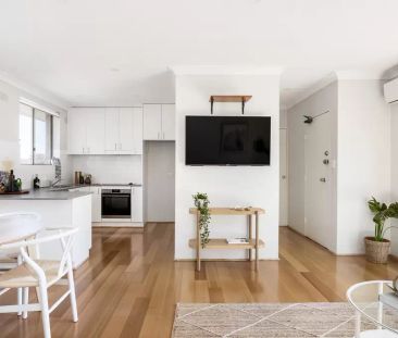 Top-floor apartment with sunny, northern aspect - Photo 3