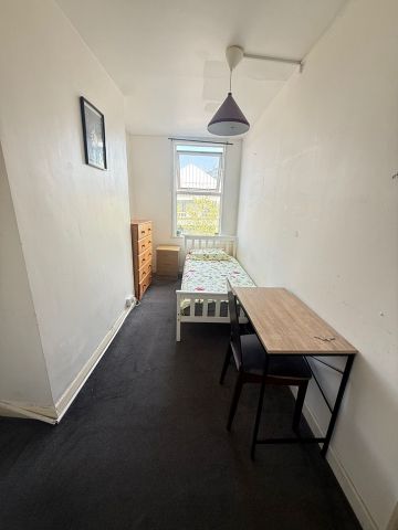 Room in a Shared Flat, Mile End Road, E1 - Photo 2