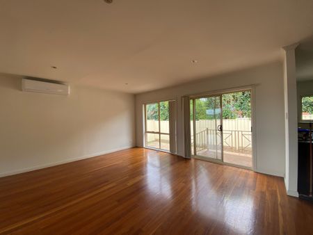 Low-Maintenance Townhouse in a Prime Essendon West Location - Photo 4