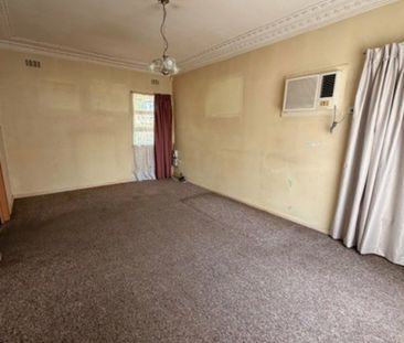 Priced to reflect its charm and retro style - Photo 1