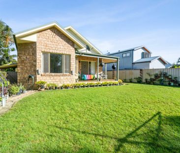 SPACIOUIS THREE BEDROOM HOME IN GREAT LOCATION - WALK TO EVERYTHING! - Photo 6