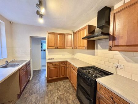 3 bedroom semi-detached house to rent - Photo 5