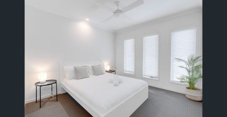 Fully furnished - Private Jetty - Fully Furnished Stylish Family Haven in the Heart of Helensvale – 21 Harbourvue Court - Photo 5