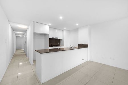 Stylish Split-Level Apartment - 2 Bed | 2 Bath | 2 Parking - Walk to Station & Shops! - Photo 4
