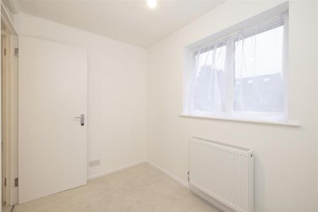 4 bedroom semi-detached house to rent - Photo 5