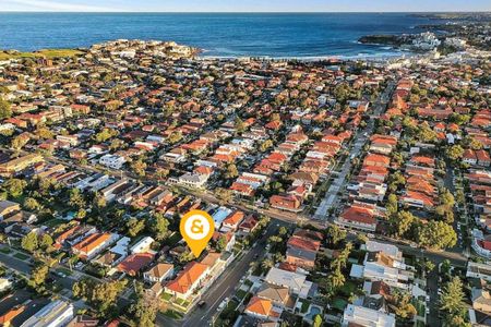 Large Three-Bedroom Garden Apartment In Great Location! - Photo 4