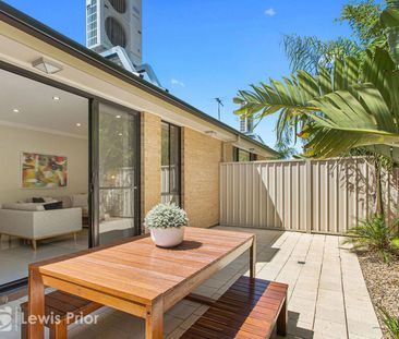 Prime Location - Neat & Tidy Courtyard Home - Photo 6