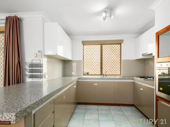 Perfectly Sized Home&semi; Ideal Location&excl; - Photo 1