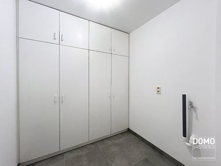 VERNIEUWD APPARTEMENT MET 2 SLAAPKAMERS EN PARKING IN HET CENTRUM VAN KERMT - Photo 3