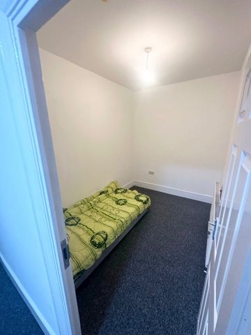 2 Bed Terraced House, Kingswood Road, IG3 - Photo 3