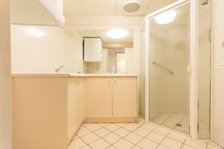 STUNNING APARTMENT IN PRIME CITY LOCATION! - Photo 2