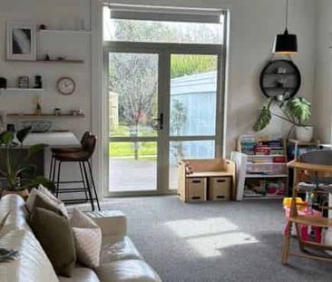 Charming, modern and comfortable in Tainui! - Photo 1