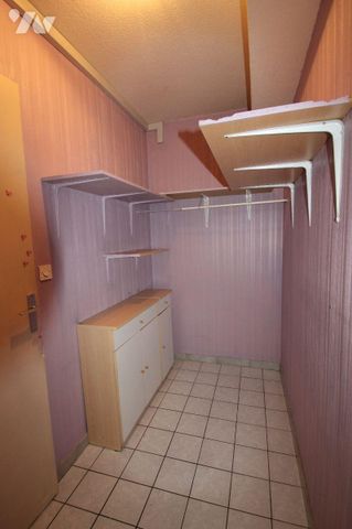 En rez-de-chaussée avec jardin privatif, appartement d'environ 76 m² et comprenant entrée avec ... - Photo 5