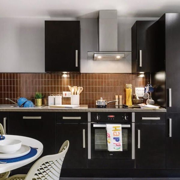 4 bedroom flat share to rent - Photo 1