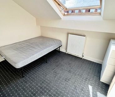 Amazing 4 bed property close in Crookes - Photo 5
