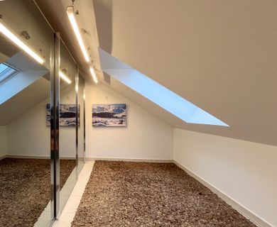 Komfortable seniorenfreundliche Dachgeschosswohnung mit Aufzug und Balkon - Photo 3