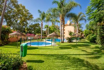 Spacious 4 bed penthouse, furnished and equipped in Marbella, near the Dunes of Artola and Cabopino