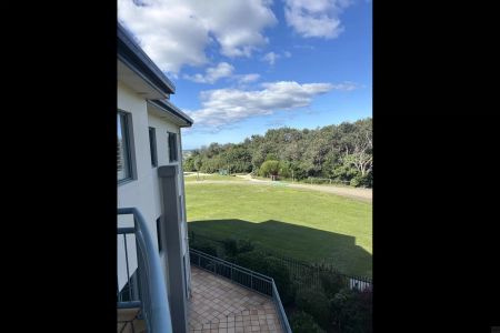 Fully Furnished Top-Floor Apartment in Currumbin Sands – Beachside Living at Its Best - Photo 2