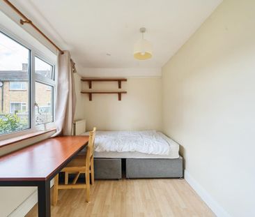 1 bedroom in a house share to rent - Photo 2