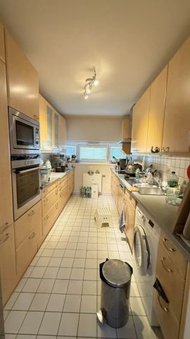 Tokiostraße / Kirschblütenpark: VIS / Japanische Schule: Möblierte 4 Zimmer-Maisonetten-Wohnung mit einer Loggia und Terrasse + optionaler Garagenstellplatz! - Photo 3