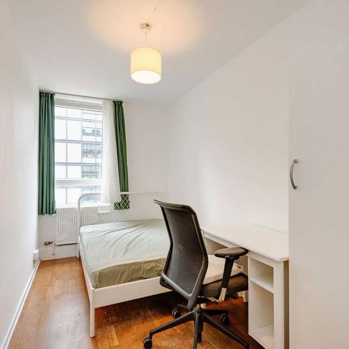 4 bedroom flat to rent - Photo 1