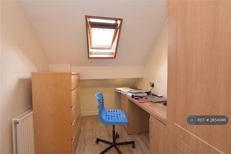 1 bedroom in a house share to rent - Photo 3