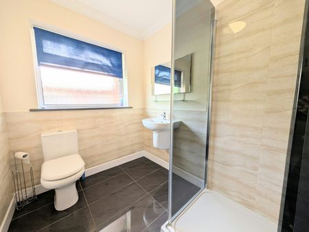 Ground floor maisonette to rent on - Photo 5