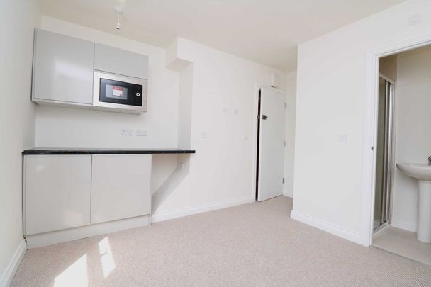 Price £845 pcm - Available Now - Part Furnished - Photo 1