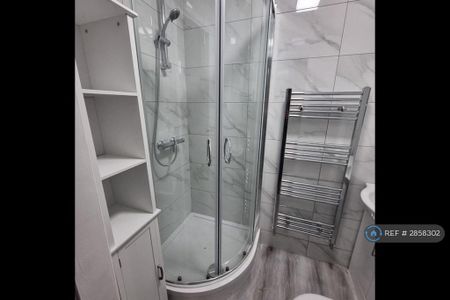 4 bedroom flat to rent - Photo 3