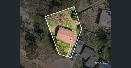 CUTE THREE BEDROOM HOME WITH MODERN TOUCHES AND CLASSIC CHARM! - Photo 2