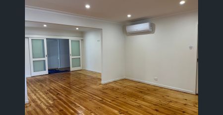 BEAUTIFULLY RENOVATED HOME - HEART OF TULLAMARINE! - Photo 2