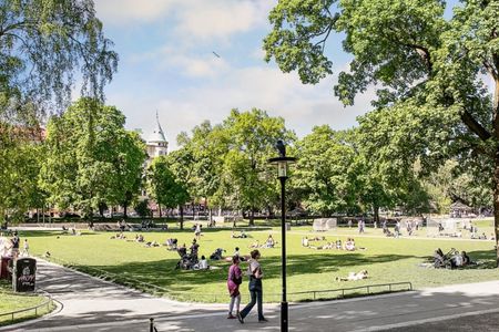 En två-rumslägenhet i Vasastans centrum. Gångavstånd till restauranger, livsmedelsbutiker och rekreationsområden. Bara två minuter från tunnelbanestationen Odenplan och bussförbindelser. - Photo 4