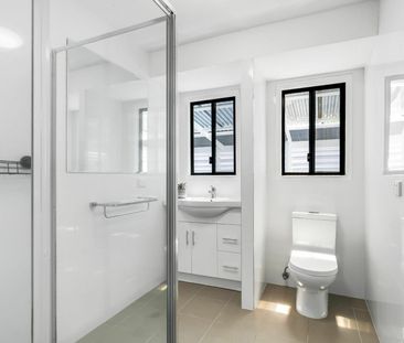 Fully Furnished Elanora Home with Pool and Stunning Lake Views - Photo 5