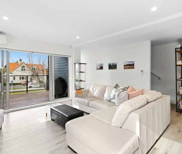 LOW MAINTENANCE, EASY LIVING, THIS WONT LAST LONG! - Photo 3