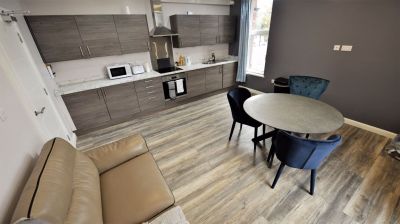 2 bedroom Flat in Cardigan Road, Leeds - Photo 1