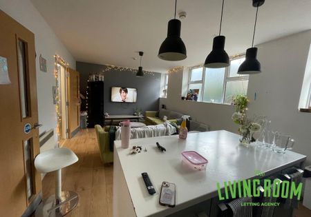 6 bedroom flat to rent - Photo 2