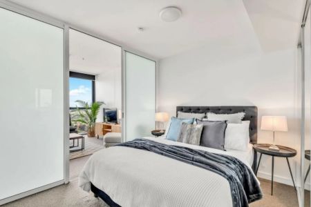 GREAT LOCATION WITH STYLISH, MODERN, AND FURNISHED APARTMENT WITH EXCEPTIONAL LIFESTYLE - Photo 4