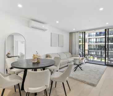 Contemporary Two-Bedroom Apartment with Exceptional Views - Photo 5