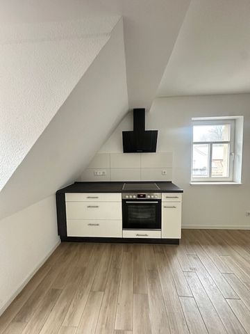 ***Charmanter Altbau, gemütlicher Grundriss, Einbauküche, Bad mit Fenster, Außenstellplatz*** - Photo 2