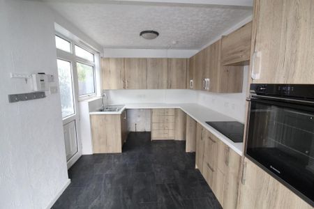 5 bedroom semi-detached bungalow to rent - Photo 5